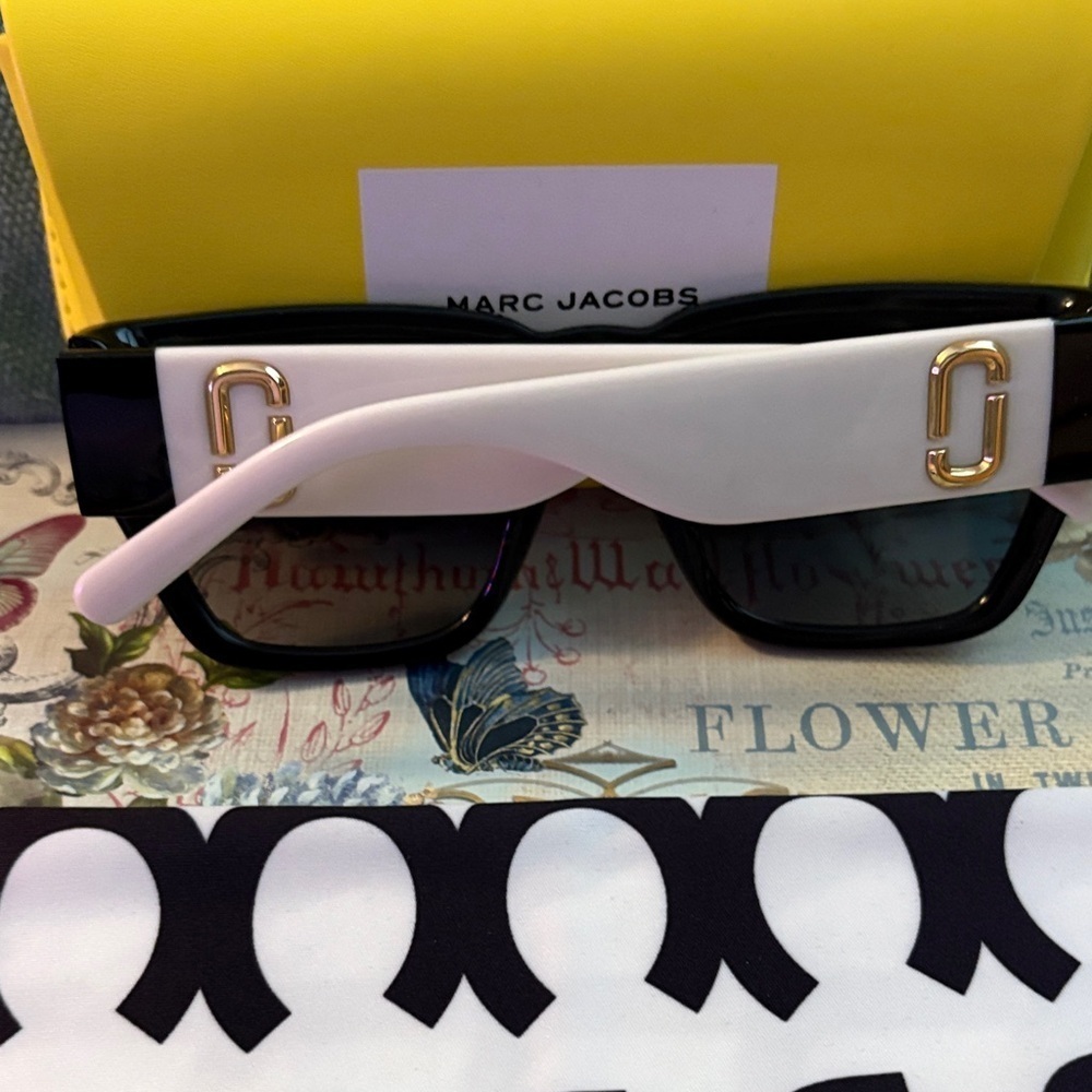 Marc Jacobs Black & White Sunglasses with Large Side Insignia and Yellow Case - Picture 6 of 6